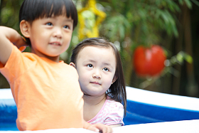 幼儿园儿童在户外活动