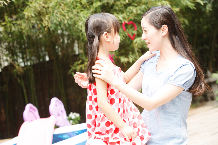 幼儿园教师和可爱的小女孩图片