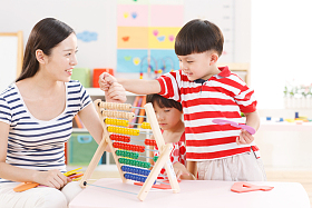 老师和儿童在幼儿园里图片