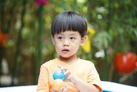 可爱的儿童在户外玩耍