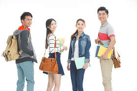 年轻的大学生背着书包图片