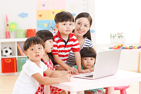 幼儿园里老师和儿童使用电脑图片