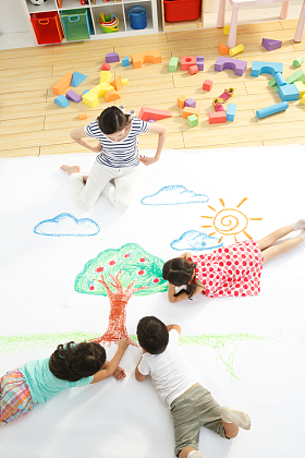 幼儿园儿童和老师在作画