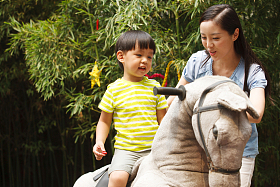 幼儿园里老师和男孩在户外图片