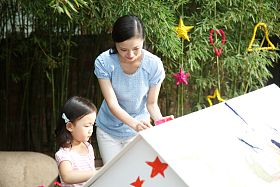 幼儿园的师生在做手工照片