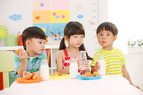 幼儿园儿童在吃早餐