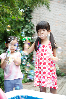 可爱的小女孩在户外玩耍图片