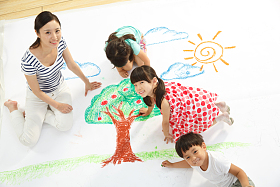 幼儿园儿童和老师在作画图片