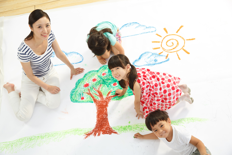 幼儿园儿童和老师在作画图片 幼儿园儿童和老师在作画图片