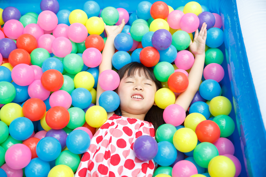 可爱的小女孩在游乐场玩耍 可爱的小女孩在游乐场玩耍