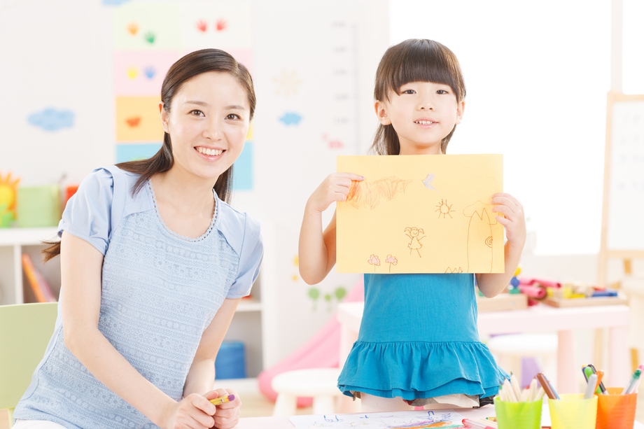 教师和女孩画画图片 教师和女孩画画图片