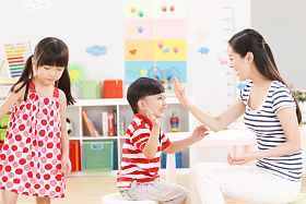 老师和儿童在幼儿园