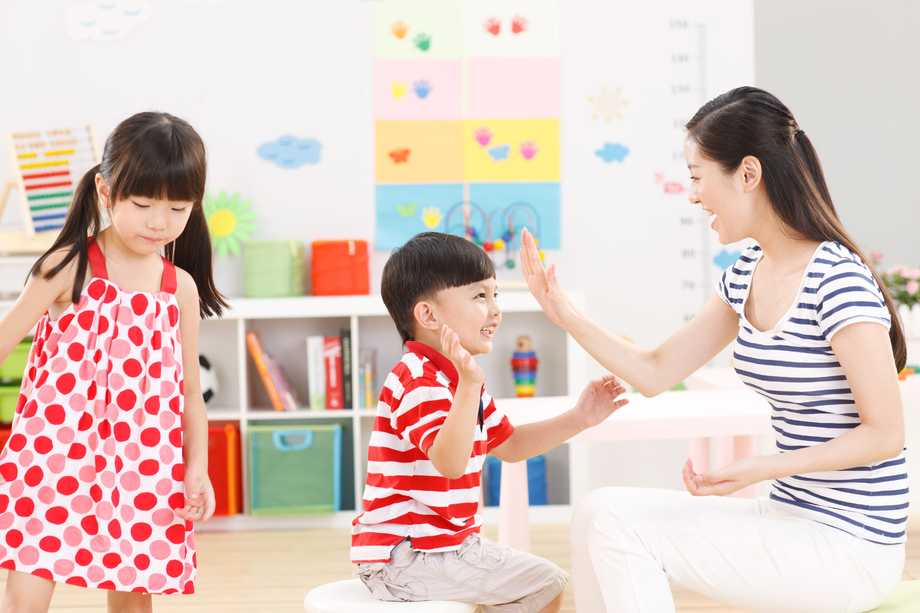 老师和儿童在幼儿园 老师和儿童在幼儿园