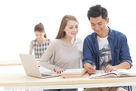 年轻的大学生在学习图片