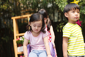 可爱的儿童在游乐场玩耍