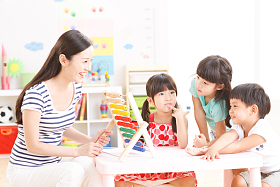 老师和儿童在幼儿园