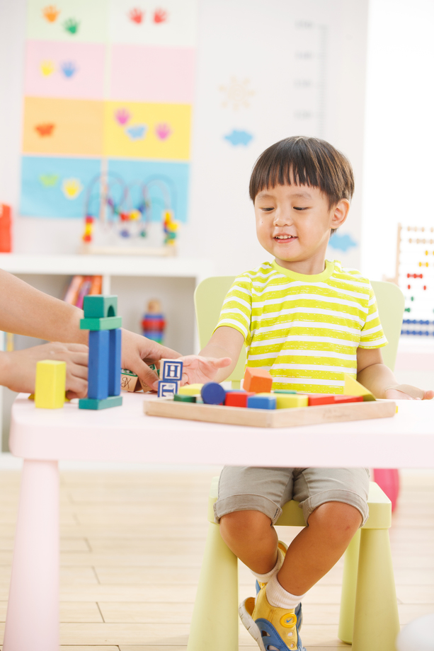 幼儿园儿童在娱乐室玩耍图片 幼儿园儿童在娱乐室玩耍图片