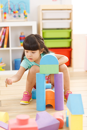 幼儿园儿童在玩玩具图片