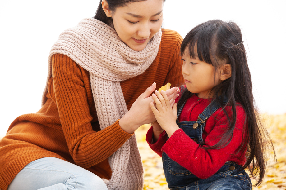母亲和女儿户外郊游 母亲和女儿户外郊游