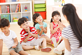 老师和儿童在幼儿园里图片