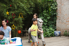 幼儿园儿童和教师在户外玩耍