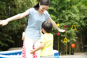 幼儿园里老师和儿童在做游戏照片