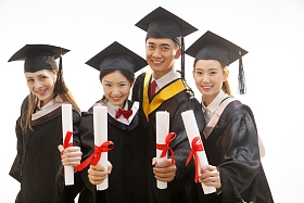 大学生穿着学士服庆祝毕