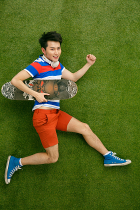 时尚活力的青年男人玩滑板图片