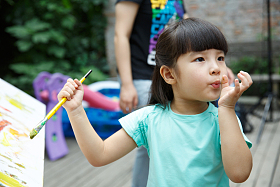 幼儿园的学生在做手工图片