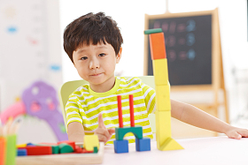 幼儿园儿童在娱乐室玩耍图片