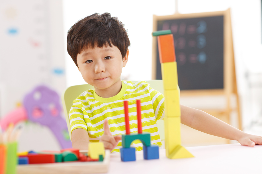 幼儿园儿童在娱乐室玩耍图片 幼儿园儿童在娱乐室玩耍图片