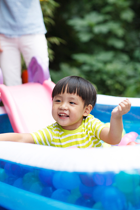 幼儿园里老师和男孩在户外照片