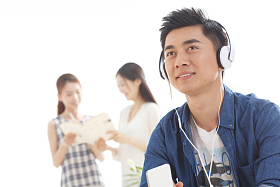 年轻的大学生在学习图片