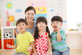 老师和儿童在幼儿园里图片