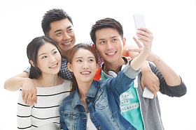四个的大学生使用手机拍照照片