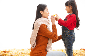 母亲和女儿户外郊游图片