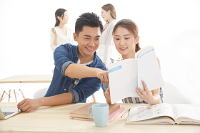 年轻的大学生在学习图片