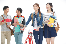 年轻的大学生在闲谈图片