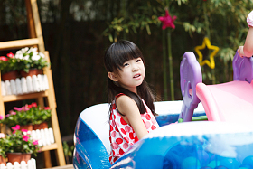 幼儿园里可爱的小女孩照片