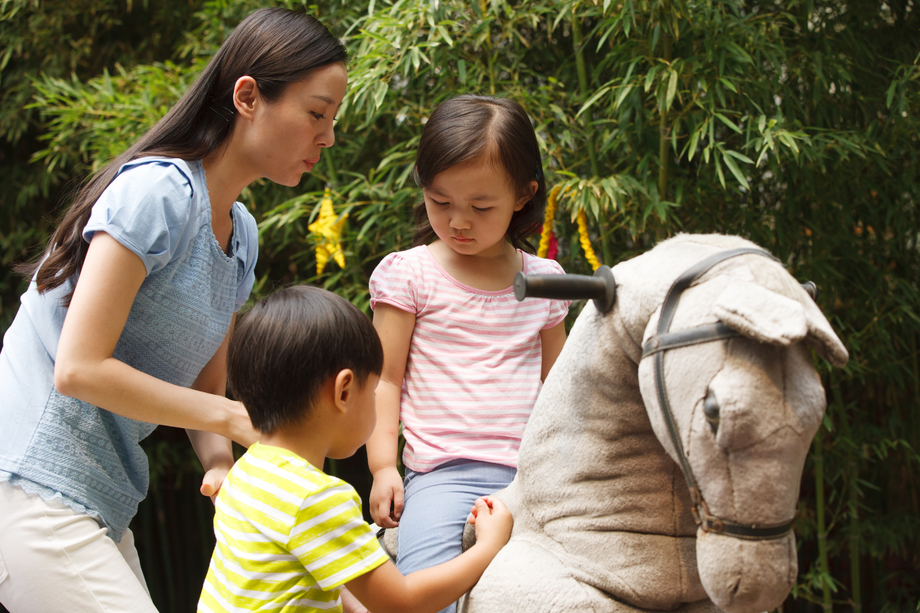 幼儿园里老师和男孩在户外 幼儿园里老师和男孩在户外