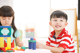 幼儿园儿童在娱乐室玩耍图片