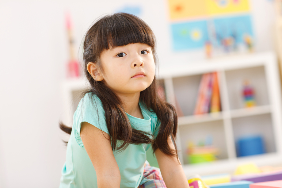 幼儿园儿童在玩玩具图片