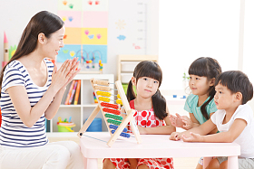 老师和儿童在幼儿园