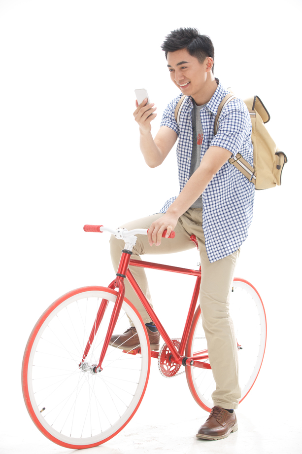 年轻的大学生骑自行车