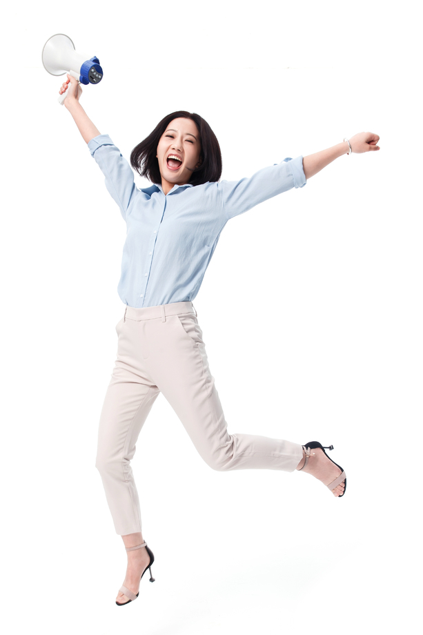 青年女人拿着扩音器图片 青年女人拿着扩音器图片