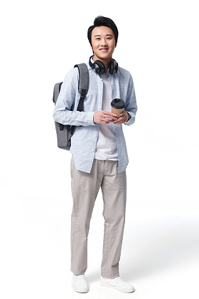 男青年拿着咖啡杯去上班图片