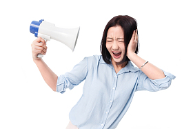 青年女人拿着扩音器