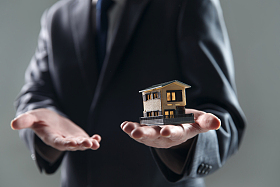 手拿房屋模型照片