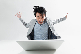 表情震惊的商务男士