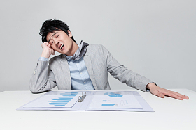 表情震惊的商务男士